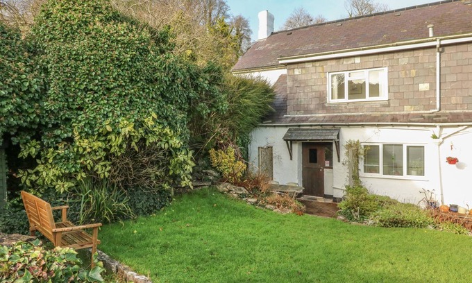 Paignton Cottage | HONEYSUCKLE COTTAGE, pet friendly, with pool in Marldon
