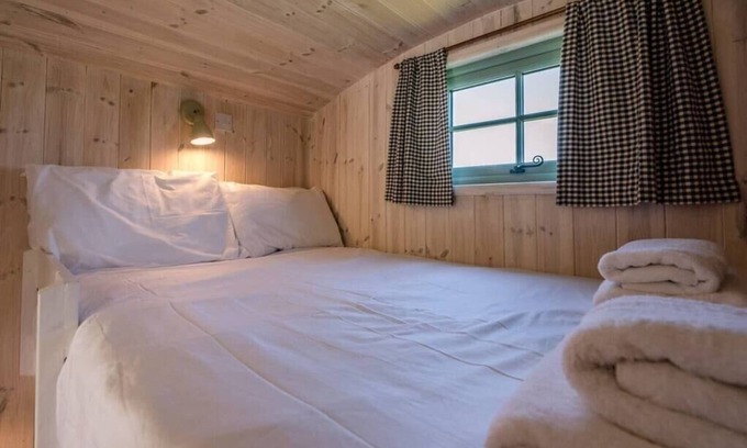 Bedfield Cabin | Honeysuckle Farm Hut 8 - Suffolk Farm Holidays
