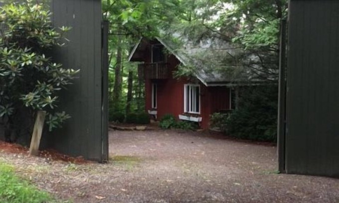 Highlands Hills Cabin | Hoot Owl Hollow-easy access and a great view!