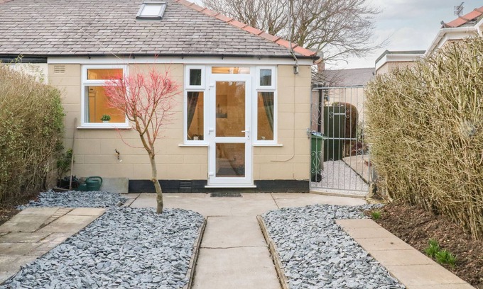 Thornton-Cleveleys Cottage | HOPE COTTAGE, pet friendly, with a garden in Thornton-Cleveleys