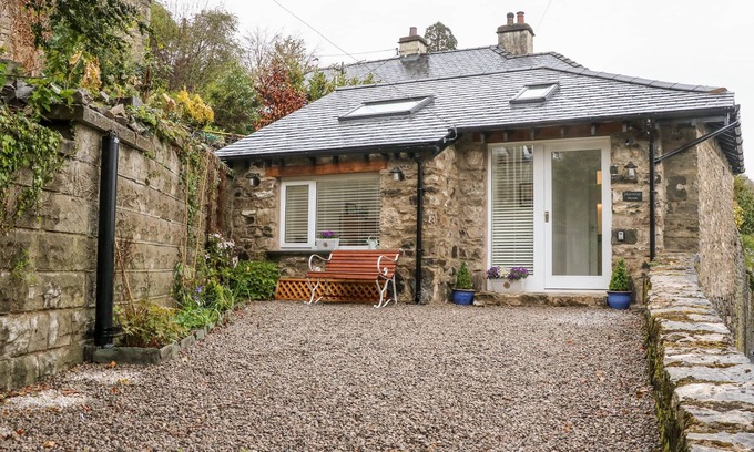 Kendal Cottage | HORNCOP NOOK, romantic, with a garden in Kendal