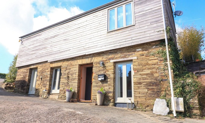 Kingsbridge Cottage | HORSEMANS BARN, pet friendly, with open fire in Kingsbridge