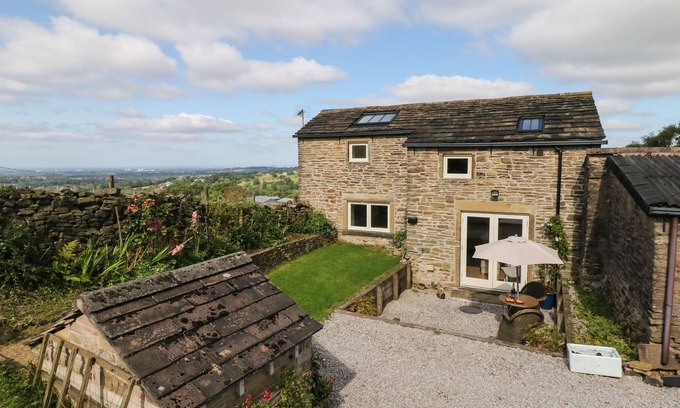 Mellor Cottage | HORSEPOOL COTTAGE BARN, romantic, with a garden in Marple Bridge