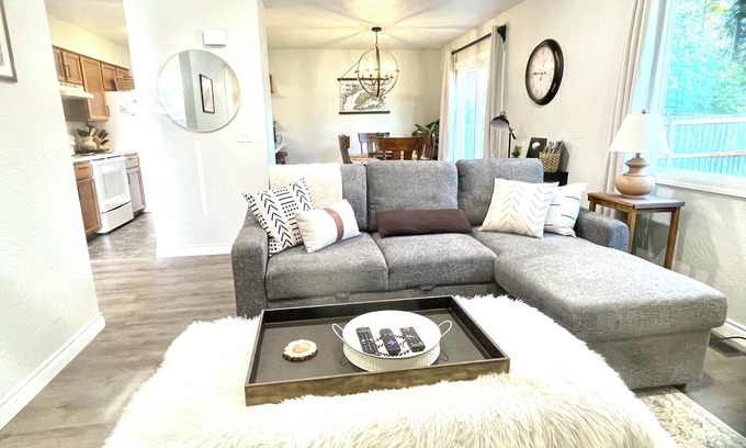 Abbott Loop House | Hospitals 10 min - kitchen - WiFi - W/D - good safe area - top rated