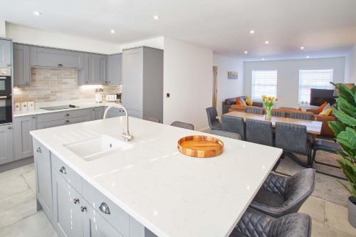 Whitby House | Host & Stay - Lemonade Arch