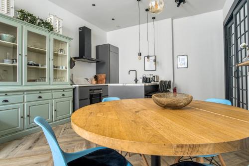 Scheveningen Apartment | Hosted by Wendy Prins Willem 1