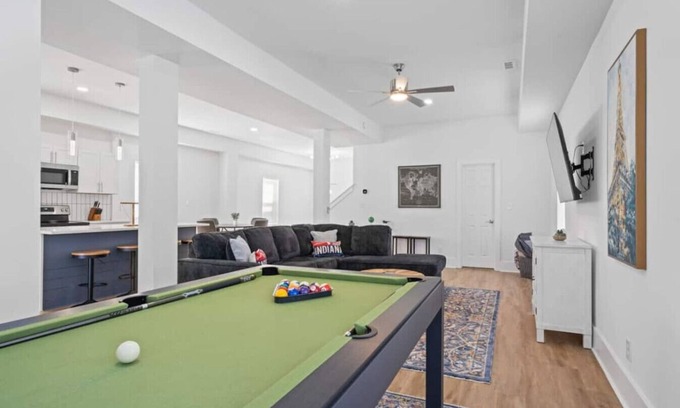 Indianapolis House | Hot Tub | 9 beds | Pet Friendly