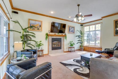 Eureka Springs House | Hot Tub and Deck Holiday Island Fairway Estate