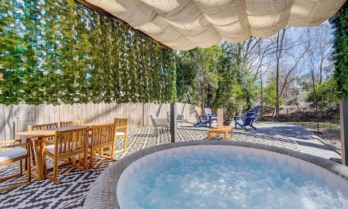 Enderly Park House | Hot Tub + Big Yard Minutes from Uptown!