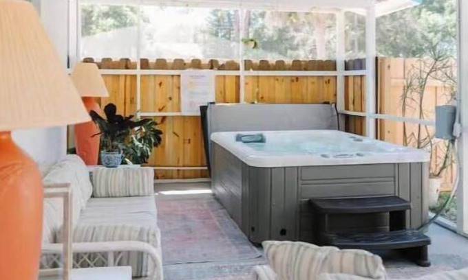 Gulf Gate Estates House | Hot Tub Cottage Minutes from Siesta Beach