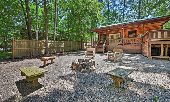 Broken Bow Cabin | Hot Tub & Deck: Broken Bow 'Azalea House'