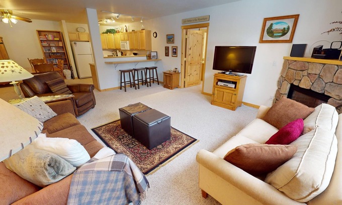 Frisco Condo | Hot Tub! Deck, Garage. Walk/Drive to Trails, Dining, Shops, Marina, Events