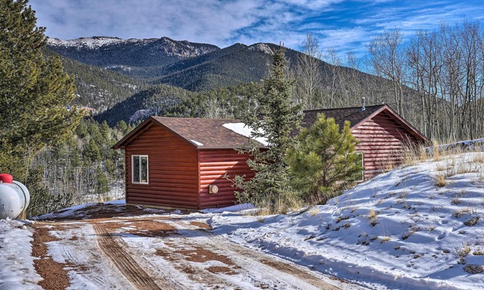 Rainbow Valley Cabin | Hot Tub, Deck & Grill: Mtn-View Divide Cabin