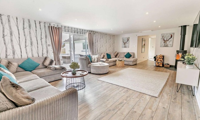 Relubbus House | Hot Tub, family and pet friendly home with games room