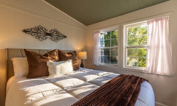McArthur House | Hot Tub Fire Pit Grand Piano | Cozy Fall Getaway