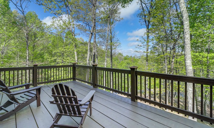 Franklin Cabin | Hot Tub & Fire Pit: Secluded Gem in Franklin