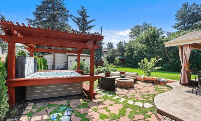 University Park House | Hot Tub, Firepit, Backyard Oasis- Pet Friendly!