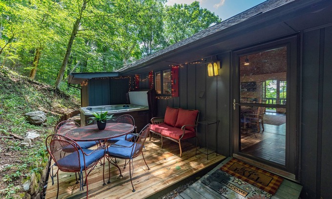 Wolf Laurel Cabin | ⭐️Hot Tub, Fireplace, Pool, Resort Access, Hatley’s Pointe, Skiing, Grill, WiFi⭐️