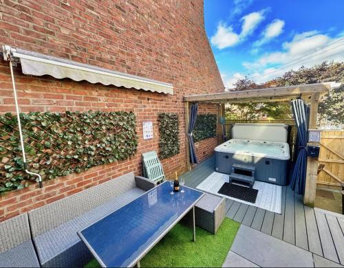 Newcastle-upon-Tyne Apartment | Hot Tub, Free Parking, Near Shops & Restaurants, Location 1m to City