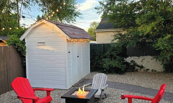 Glendale House | Hot Tub, Hammocks, Fenced Yard, & BBQ! Perfect Location Near Airport & Downtown!