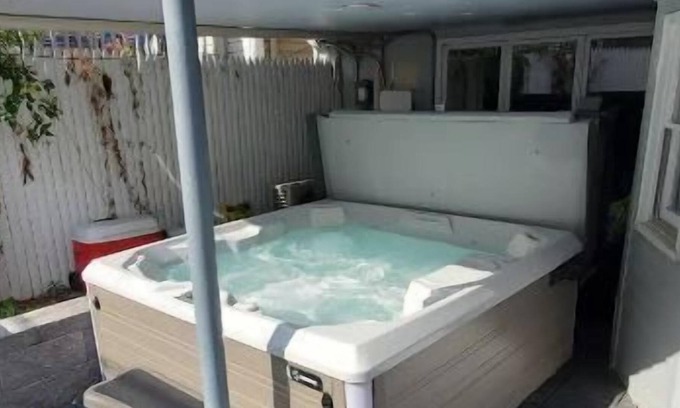 Telegraph Hill House | Hot Tub~Heart of Southie~BBQ