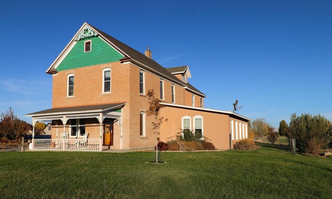 Fruita House | ***HOT TUB*** Historic Tilliview House ~ 3100 Sq Ft ~ 1 Acre ~ Heart Of Fruita !