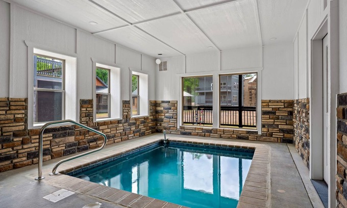 Pigeon Forge Cabin | Hot Tub + Indoor Pool 10Mi to Great Smoky Park