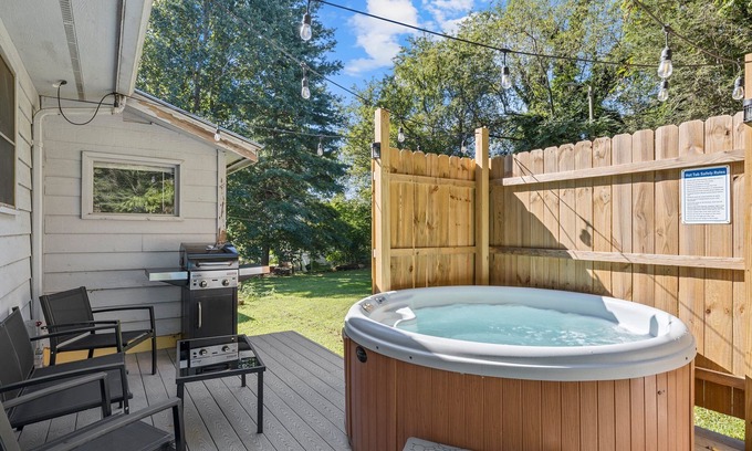 Asheville Apartment | ♥ Hot Tub -King Bed -3 Miles to AVL Downtown -Simply Squared