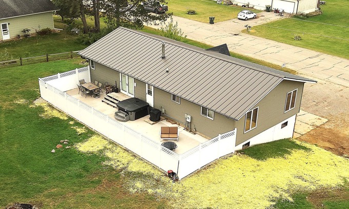 Leland House | Hot-tub/King Bed/Snowmobile Trail @ The Hemlock