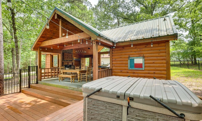 Cape Royale House | Hot Tub: Luxe Lake Livingston Cabin in Cape Royale