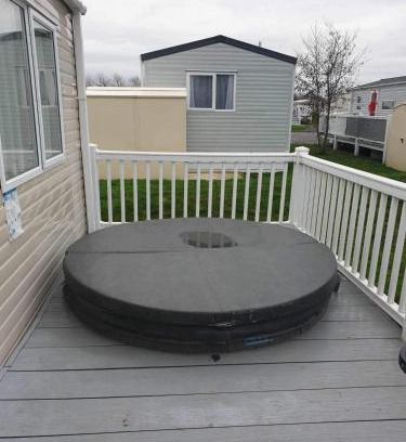 Dogdyke Ski Chalet | hot tub luxury caravan 23 Lancaster tattershall lakes