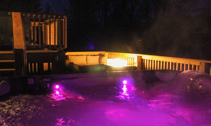 Makanda Cabin | Hot Tub - Minutes from Winetrail, SIU, Giant City, Cedar Lake, Shawnee Forest!