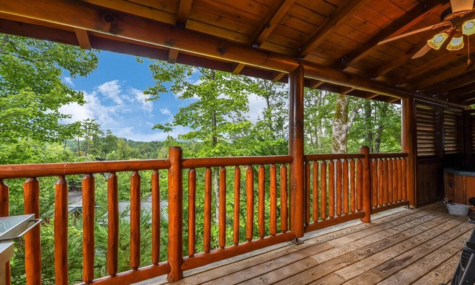 Gatlinburg - Pigeon Forge Cabin | HOT TUB! NEW CABIN!! Resort Pool ~ Great Views! ~ OUR NEST Covered Bridge Resort