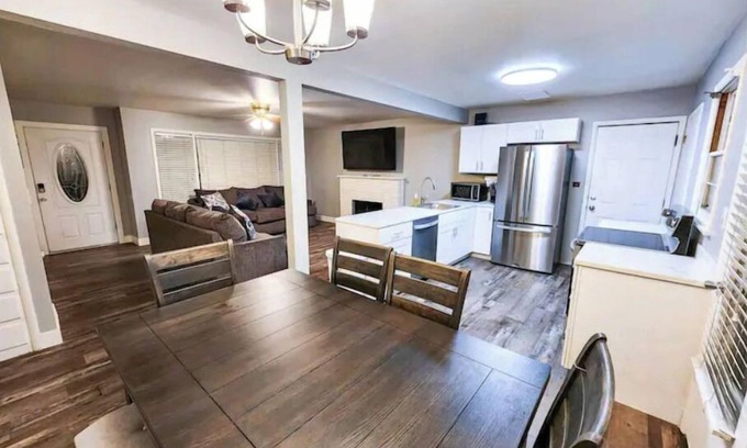 Pocatello House | HOT TUB! Newly renovated Sunset Themed house.
