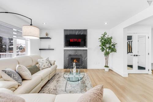 Southeast Edmonton House | Hot Tub Patio Netflixgamesfireplacesleeps 8