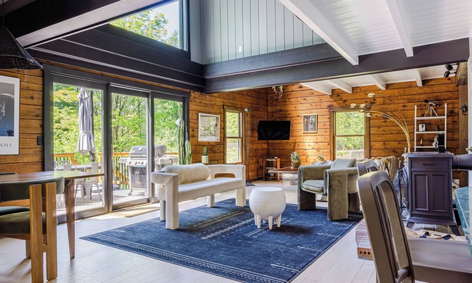 New Paltz House | Hot Tub, Pool, 2 Firepits | Near Mohonk Preserve + Wineries | Cragswood Lodge