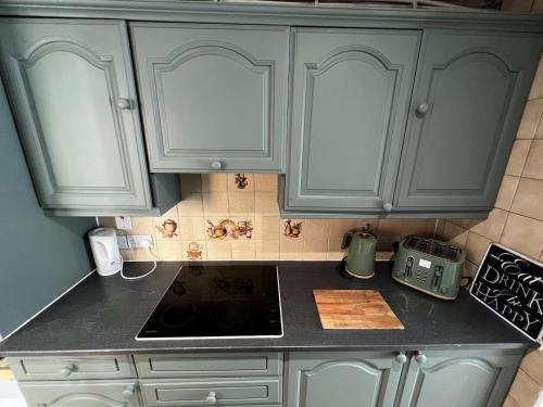Canterbury House | Hot Tub - Pool Table - Free Parking - Sleeps 12