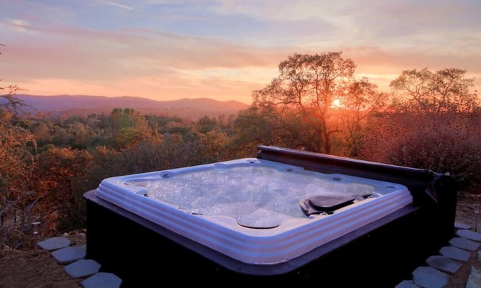 Mariposa House | Hot Tub, Privacy, Fire Pit, Pool Table, Ping Pong, Amazing Views!