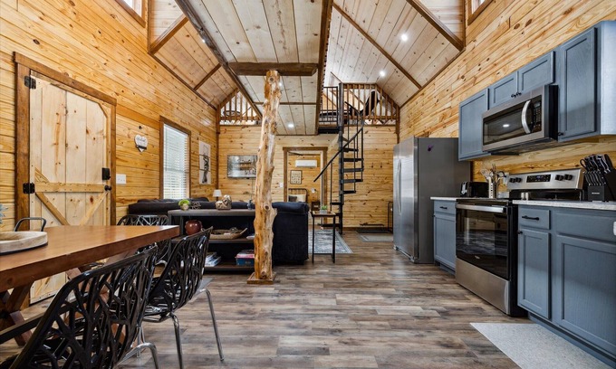 Rogers Cabin | Hot Tub (Private) | Dogs OK | FirePit | MuirValley | Hiking