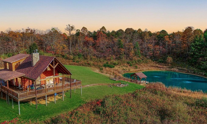 Logan Cabin | Hot Tub, Private Pond, and Best Views in Hocking!