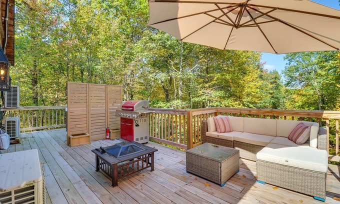 East Stroudsburg Cabin | Hot Tub & Sauna: Secluded Pocono Getaway!