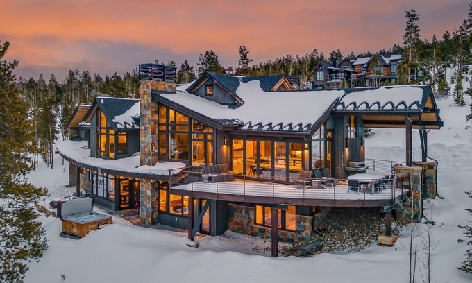 The Highlands House | Hot Tub + Ski Shuttle | Vickery's Vantage