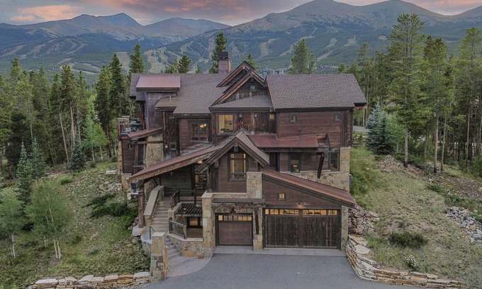Breckenridge House | Hot Tub + Theatre Room - Summit at Shock Hill