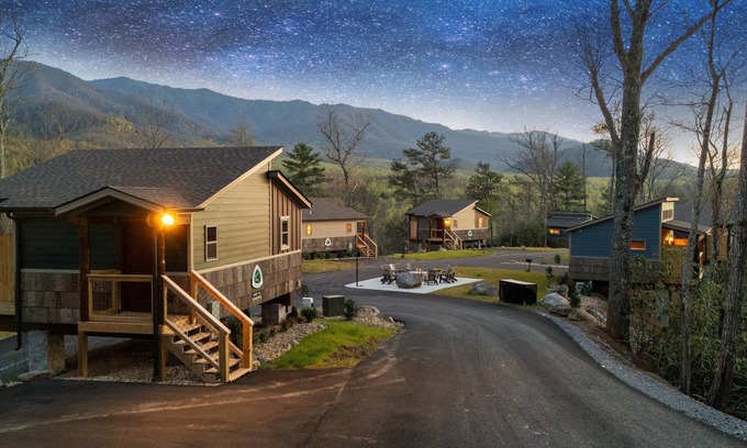 Cosby House | Hot Tub Treehouse Cabin #6 | 24 min to Gatlinburg