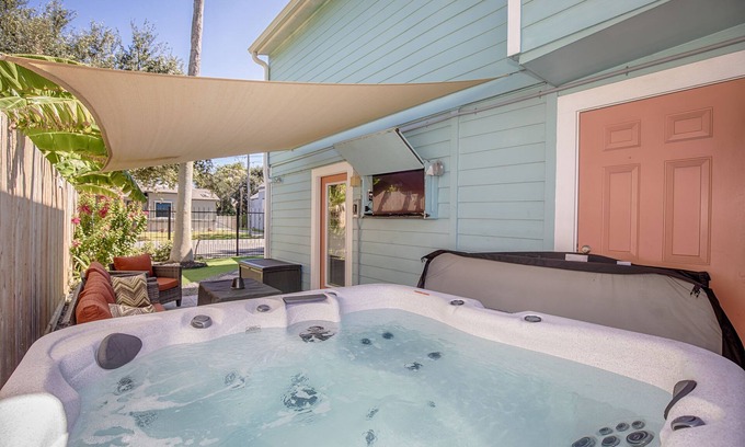 San Jacinto House | Hot Tub, Walk to Beach, Near Pier/DT/UTMB!
