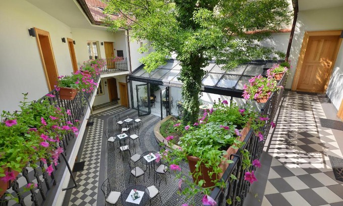 Mala Strana Hotel | Hotel At the White Lily