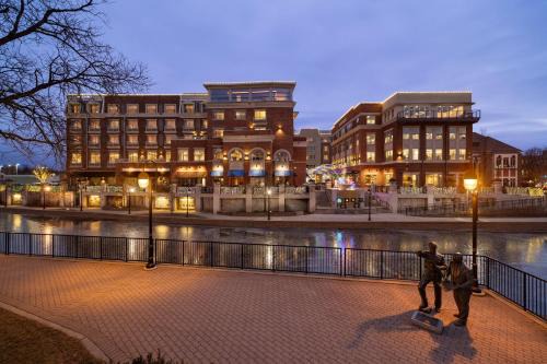 Naperville Hotel | Hotel Indigo Naperville Riverwalk by IHG