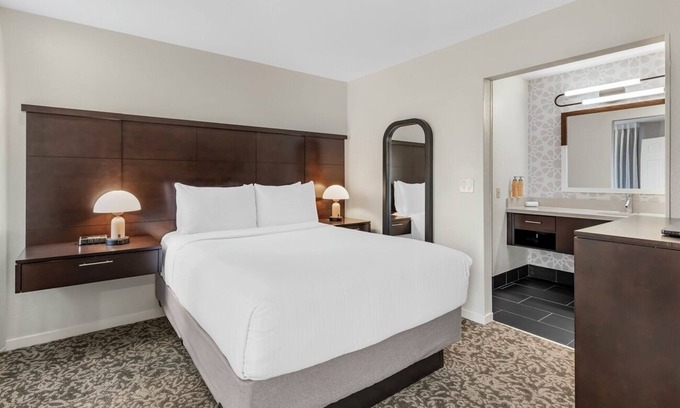 Chatsworth Hotel | Hotel Near Van Nuys Golf Course! Pets Welcome, Outdoor Pool, Shuttle Service!