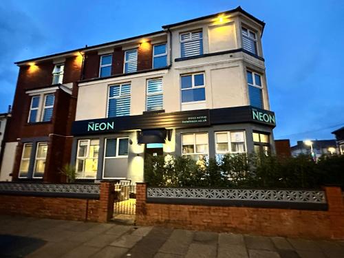 North Shore Hotel | Hotel Neon