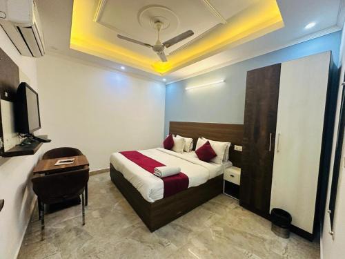 New Delhi Hotel | HOTEL S R LUXURY Palace Hotel near Delhi IGI Airport T3 with Free WiFi & 24x7 Check-in